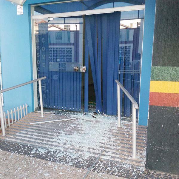 Ladrões estouram porta e furtam a Associação Comercial durante a madrugada