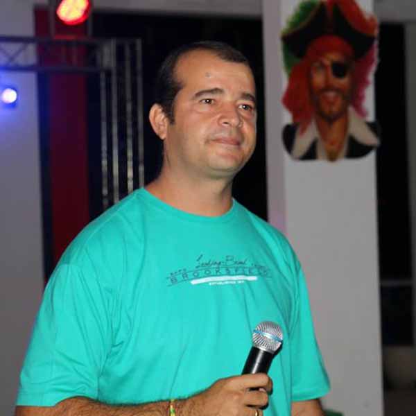 Gustavo Maricato apagou velinhas nesta segunda