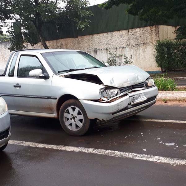 Saveiro colide na traseira de carro que aguardava semáforo abrir