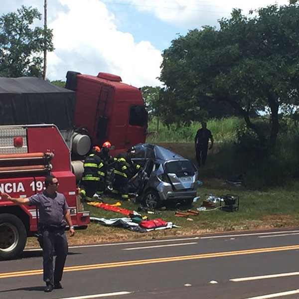 Três idosos morrem após carro colidir contra caminhão próximo ao balneário de Rancharia