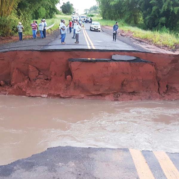 Ocupantes de caminhonete morrem após ponte desabar próximo a Tupã