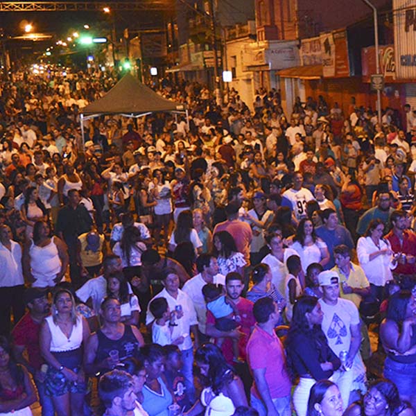 Centenas de pessoas lotam a Av. Paraguaçu durante o Show da Virada