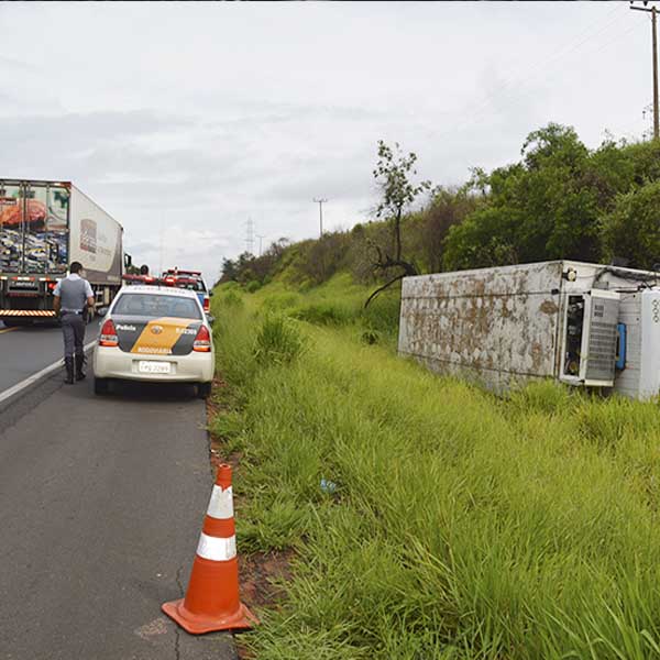 Motorista perde controle da direção e caminhão tomba na rodovia Paraguaçu/Quatá