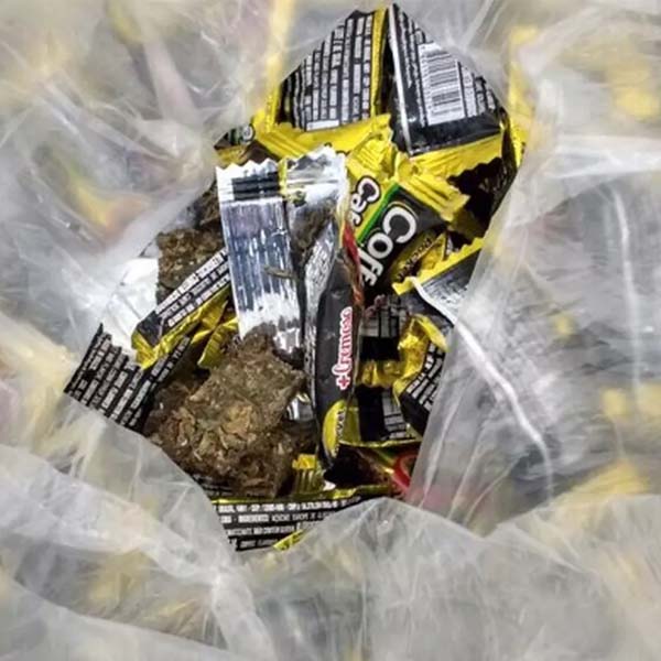 Mulher é detida em Assis ao tentar entrar em cadeia com drogas em papéis de balas de café