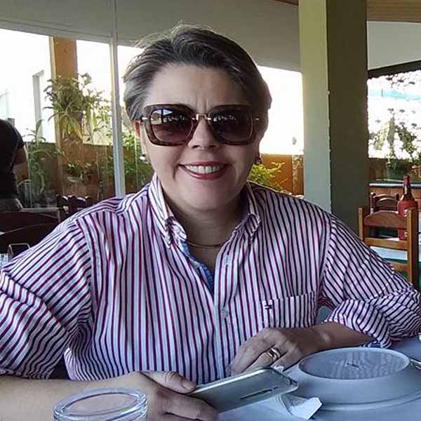Simone Benicio apaga velinhas nesta quinta