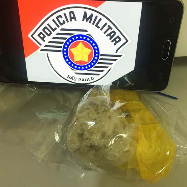 Jovem arremessa droga em telhado de residência ao se deparar com a PM