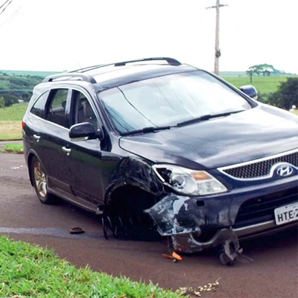 Carro desgovernado arranca cinco postes em Jaú