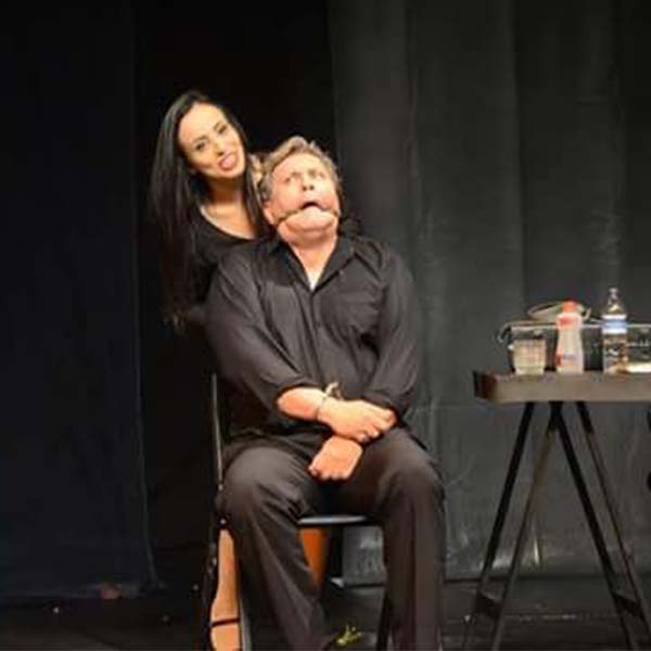 Comédia teatral 'Quase Cinquenta Tons de Cinza' se apresenta neste domingo em Paraguaçu