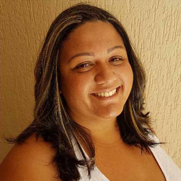 Viviane Moreira apaga velinhas nesta terça