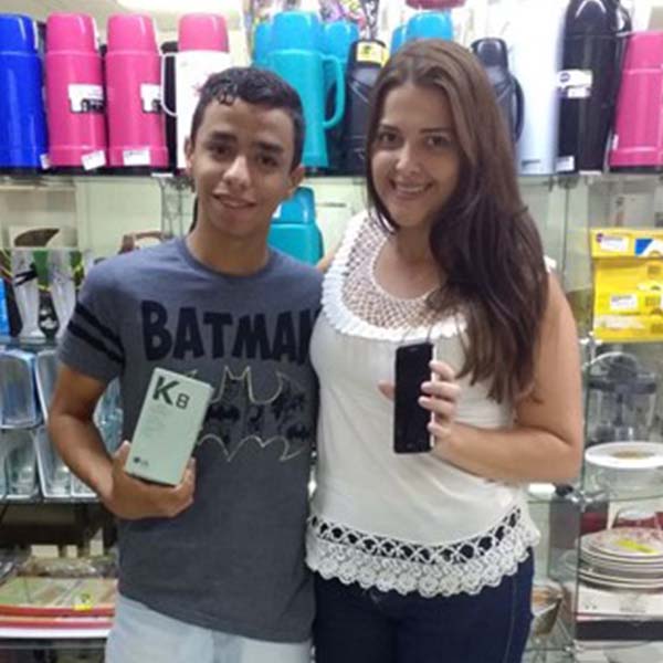 Grupo Kombat entrega prêmio para ganhador da promoção 'Furão 2018'