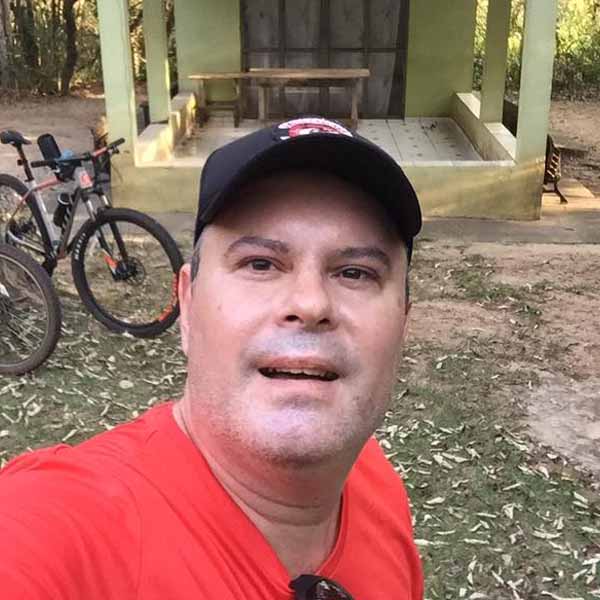 Luís Rogério apaga velinhas nesta segunda