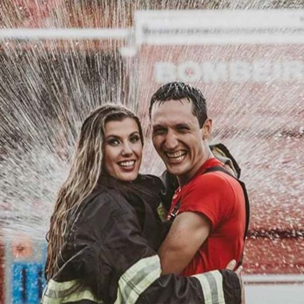 Apaixonado pela profissão, bombeiro faz ensaio de casamento temático no quartel em Cândido Mota