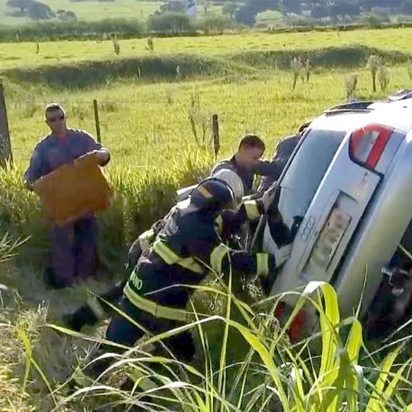 Carro capota na Rodovia do Contorno em Marília e deixa um ferido