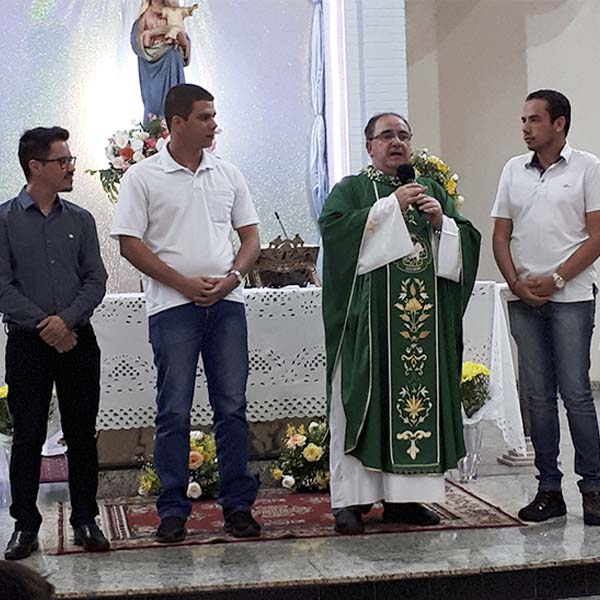 Paróquia realiza missa de envio de jovens para seminários