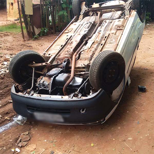 Motorista embriagado capota veículo na Barra Funda