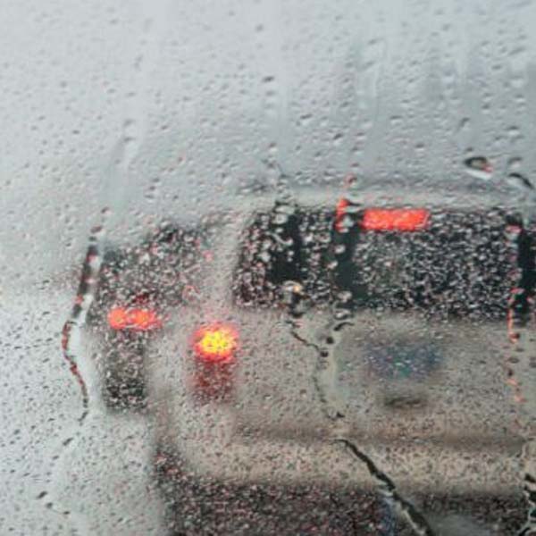 Detran.SP dá dicas para dirigir com segurança durante a chuva