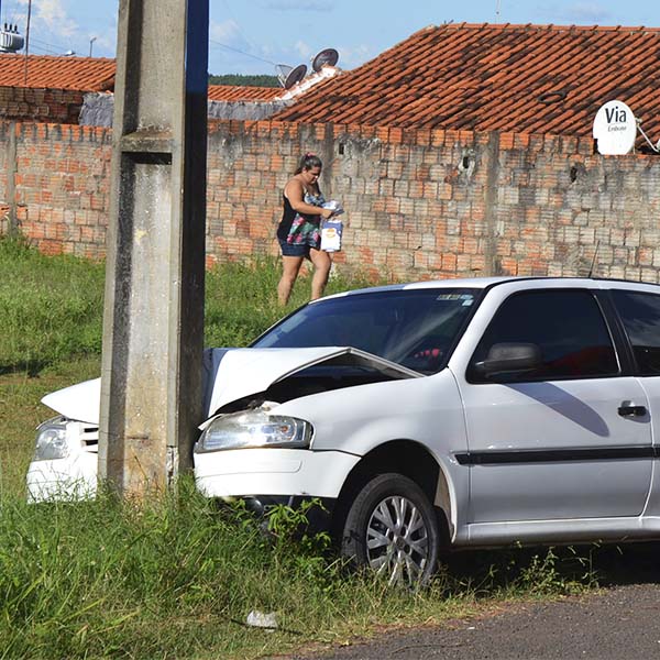 Motorista tem mal súbito e colide veículo contra poste na Barra Funda