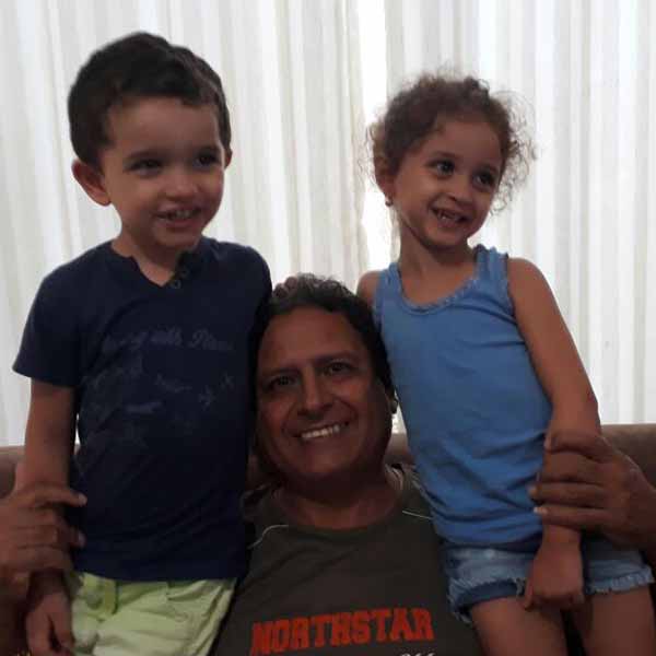 Avô Fernando e netos Gabriel e Giovanna comemoram aniversário em dose tripla.