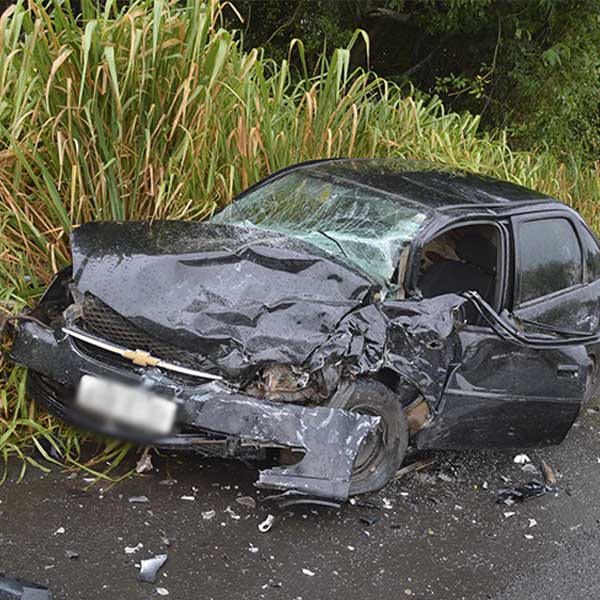 Carros colidem frontalmente e deixam 7 pessoas feridas na rodovia Paraguaçu/Quatá