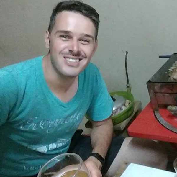 Julio Urbano apaga velinhas neste sabado