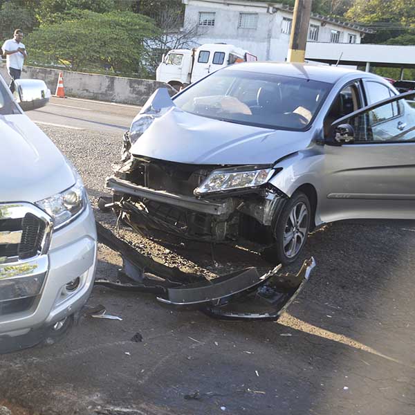 Três veículos se envolvem em acidente em frente à Base da Polícia Rodoviária de Assis