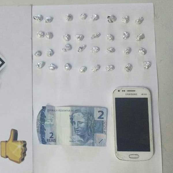 Jovem é preso após PM encontrar várias pedras de crack em telhado de residência