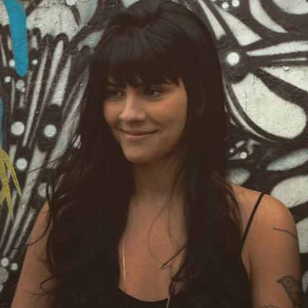 Thais Barbieri apaga velinhas nesta quinta