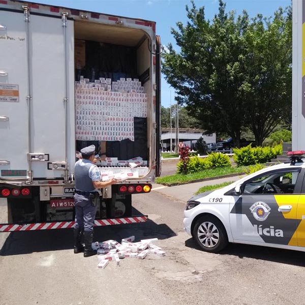 Carreta com 550 mil maços de cigarros contrabandeados é apreendida em Assis
