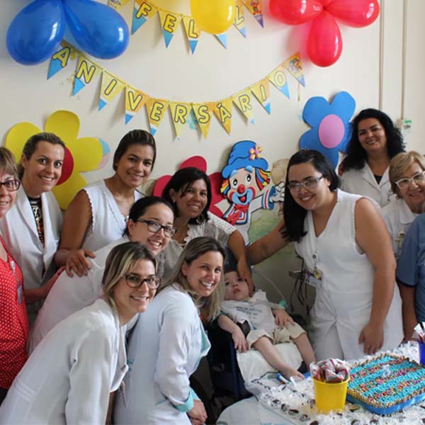 Menino que mora no hospital desde bebê ganha festa surpresa em Marília