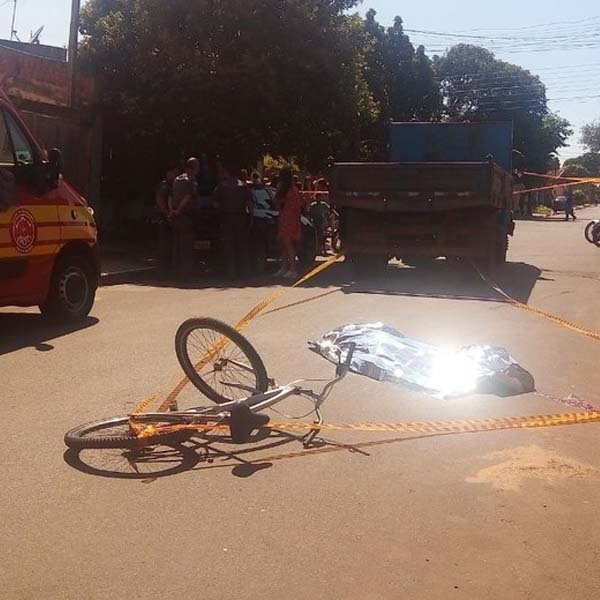 Adolescente em bicicleta pega 'carona' em caminhão e morre atropelado em Assis