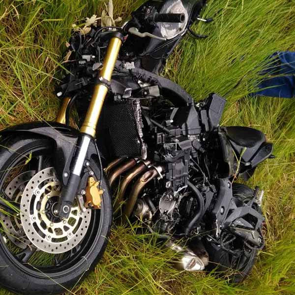 Acidente entre carro e moto deixa três feridos em vicinal de Quatá
