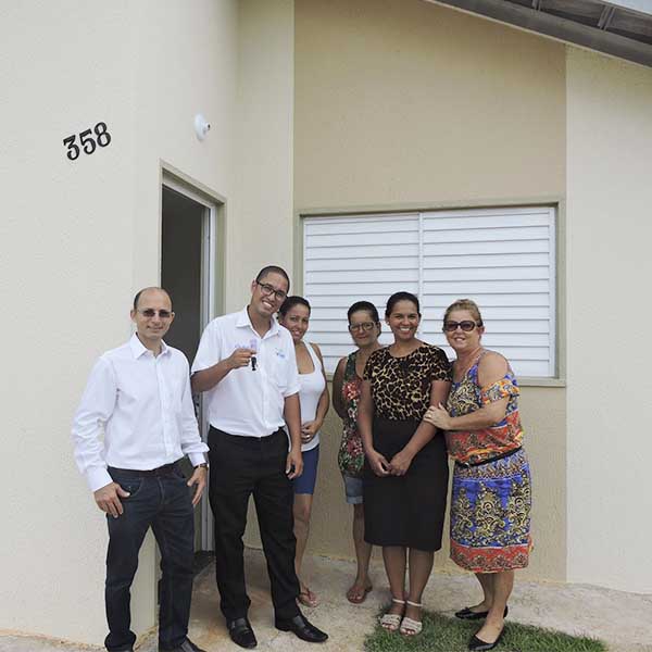 Sincomerciários participa da primeira etapa de entrega de casas do Residencial Vila Bella em Assis