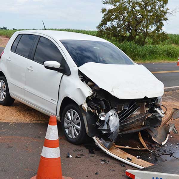 Caminhonete e carro colidem em trevo de acesso ao distrito de Cardoso de Almeida