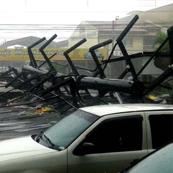 Chuva e vento derrubam estrutura de outdoor em supermercado de Assis