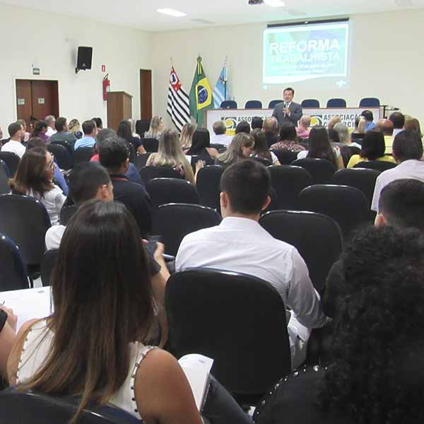 Palestra sobre Reforma Trabalhista promovida pelo Sebrae atrai grande público na ACIA