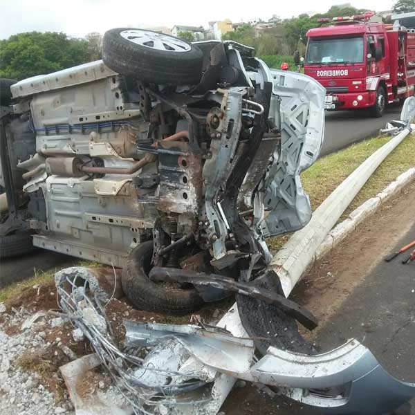 Homem é socorrido após capotar carro e derrubar poste em Marília