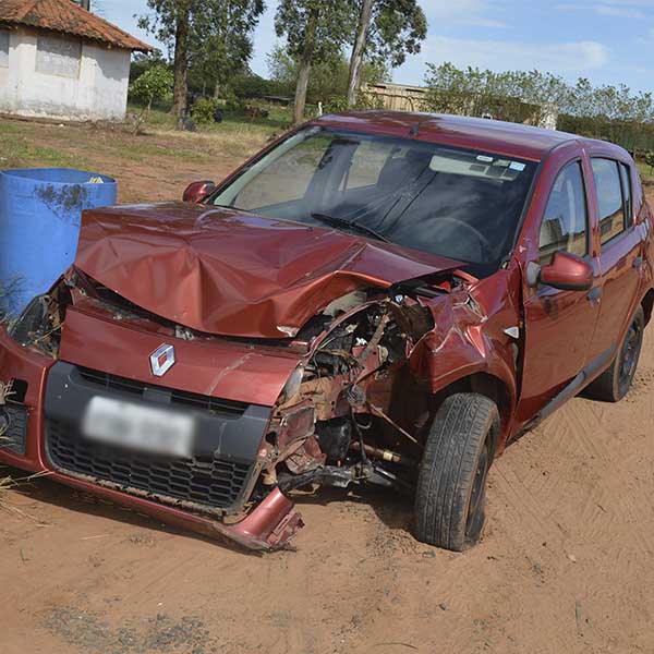 Motorista de carro fica ferido após colidir na traseira de caminhão em rodovia de Paraguaçu