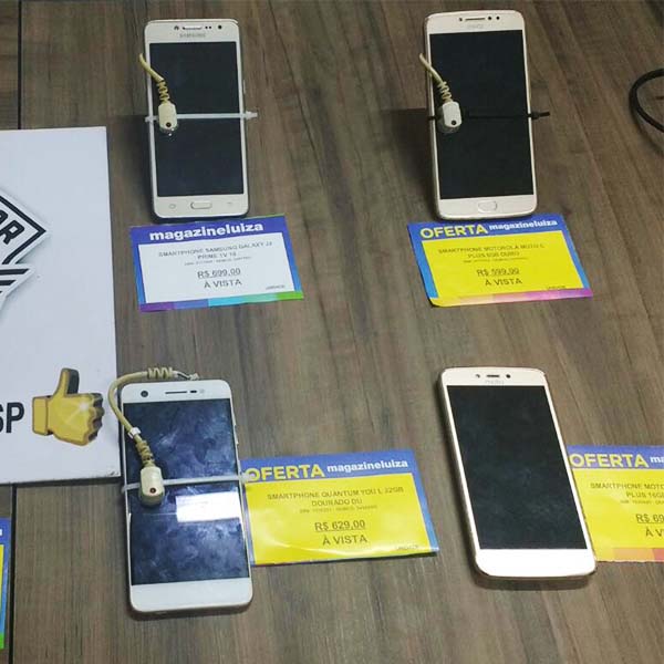 PM flagra adolescente dentro de loja tentando furtar aparelhos celulares