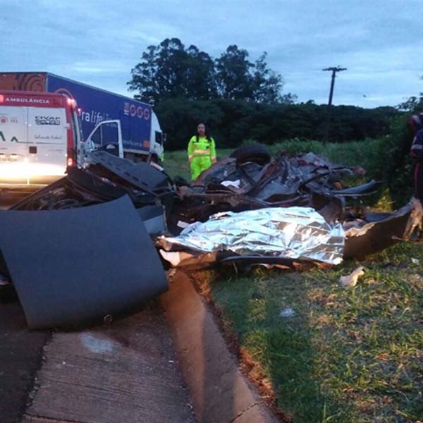 Mulher morre após capotar carro e bater de frente com caminhão