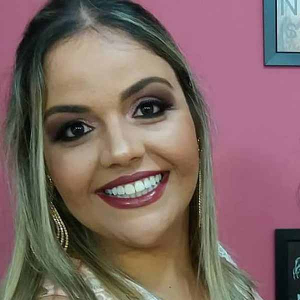 Mayara Oliveira celebra mais um ano de vida