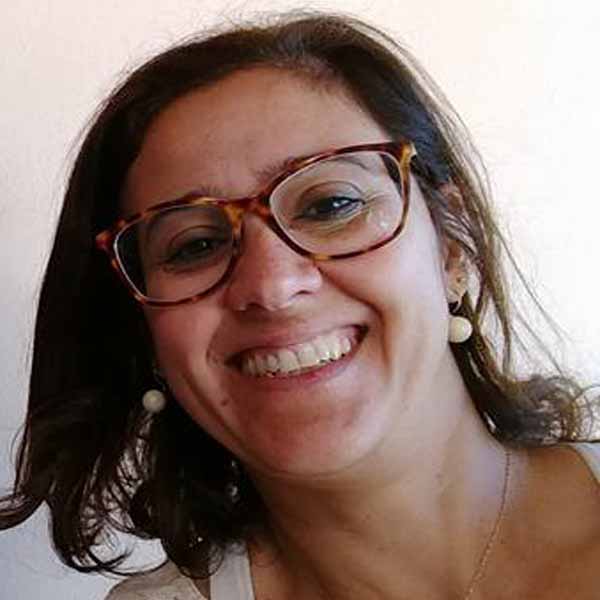 Daniela Bueno apaga velinhas nesta terça