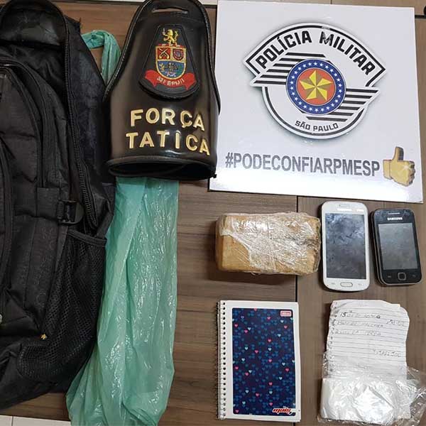 Rapaz é preso após PM encontrar grande quantidade de maconha escondida em cima de telhado