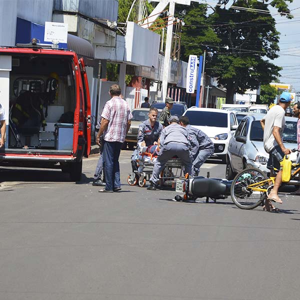 Motociclista é arremessado contra para-brisa de carro durante colisão em Paraguaçu