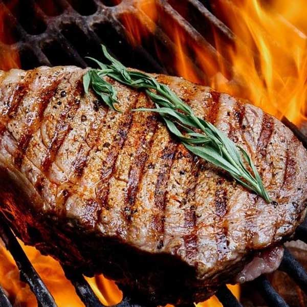 Comer carne grelhada aumenta a pressão arterial, de acordo com estudo