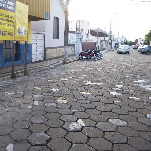 Prefeitura retoma obra das vias em bloquete, no centro de Paraguaçu