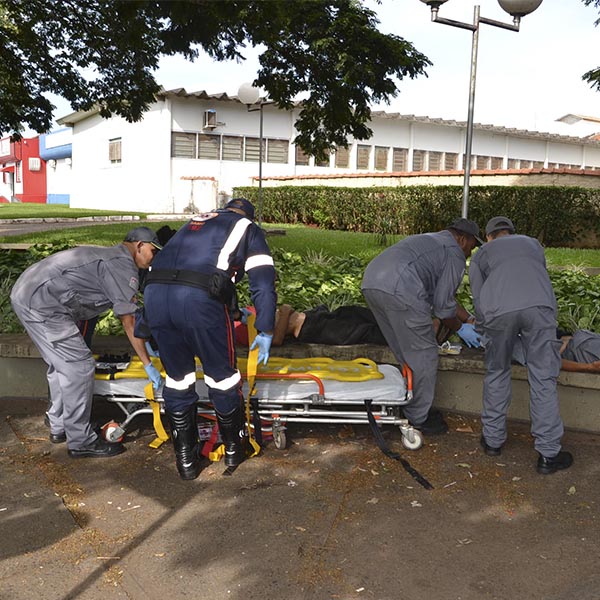 Acidente entre motocicleta e carro deixa duas pessoas feridas no centro de Paraguaçu