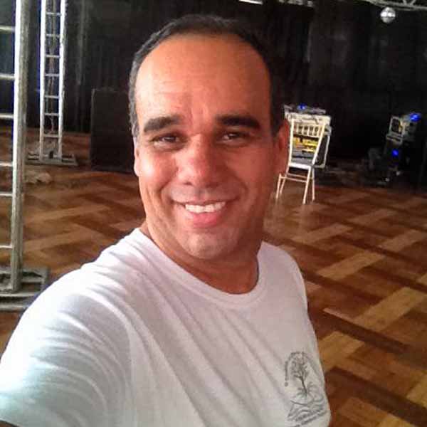 Ricardo Barcelos apaga velinhas nesta sexta