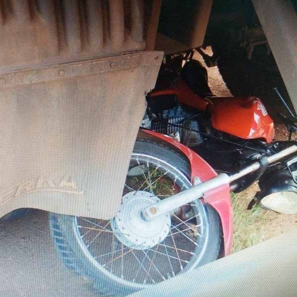Condutor de carreta erra trajetória de trevo colide e arrasta moto por vários quilômetros em Tupã
