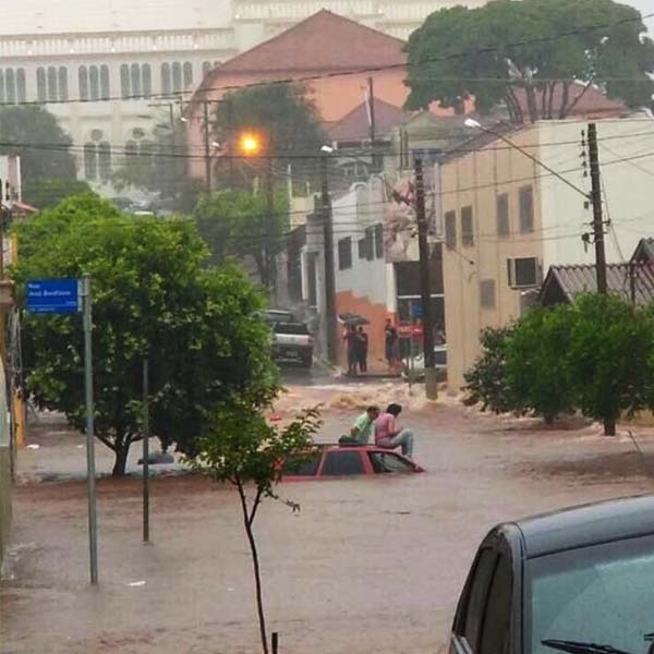 Chuva provoca alagamentos e interdições de vias em Assis