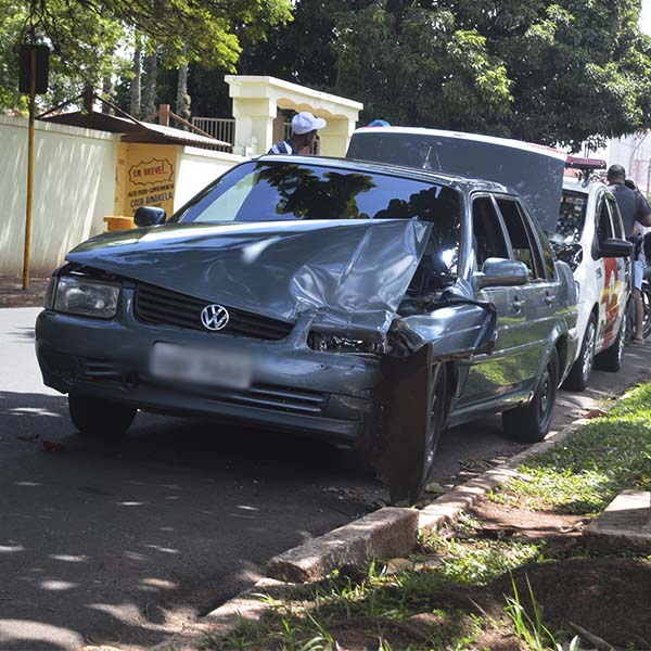 Carros ficam danificados após colisão próximo ao cemitério municipal